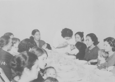 Mujeres con hijos en un comedor de Asistencia Pública