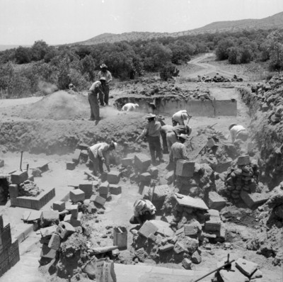 Hombres durante trabajos de reconstrucción en el Quetzalpapalotl