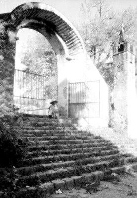 Hombre en las escaleras de una iglesia, retrato