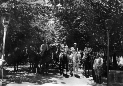 Alvaro Obregón, Benjamín G. Hill y otros militares a caballo en un parque, retrato de grupo