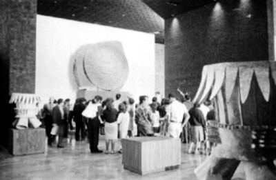 Gente observa una exposición en el museo