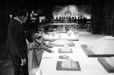 Hombre y niña observan una maqueta del Templo Mayor en el Museo Nacional de Antropología
