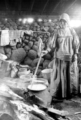 Mujer tarahumara prepara alimentos