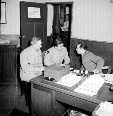 Militares hablando en su escritorio