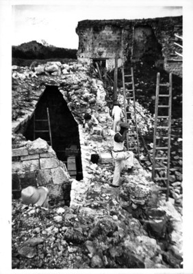 Hombres realizan reconstrucción en un edificio maya