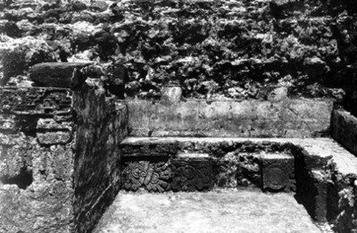 Templo del Tepozteco, banca adosada a los muros en el interior