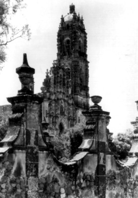 Vista del campanario y portada de la Iglesia de San Francisco Javier