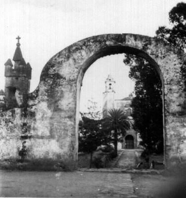 Arco de entrada a la iglesia de Natividad en Tepoztlán, vista parcial