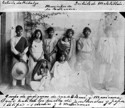 Grupo de indígenas de raza otomí y mexicana...