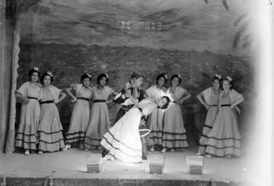 Hombre y mujeres interpretando baile aragonés