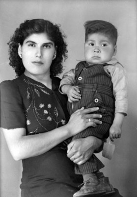 Mujer con su hijo en brazos, retrato