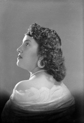 Mujer con los hombros descubiertos, collar y pendientes, fotografía de perfil