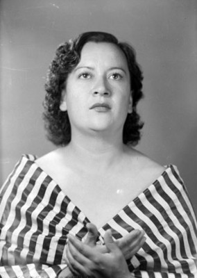Mujer robusta con blusa escotada, retrato