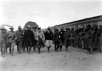 Álvaro Obregón y escolta caminan frente a soldados
