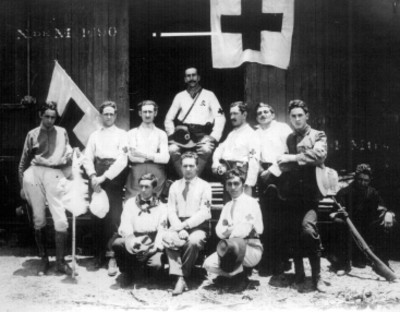 Miembros de la Cruz Roja, frente a vagón de tren, retrato de grupo