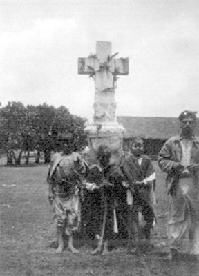 Grupo de jóvenes delante de una cruz atrial