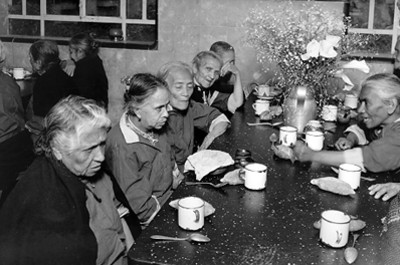 Ancianos en el comedor, retrato