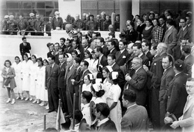 Funcionarios públicos en asilo de ancianos, durante un acto