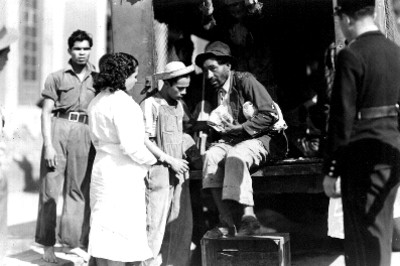 Hombres de clase baja, con una enfermera