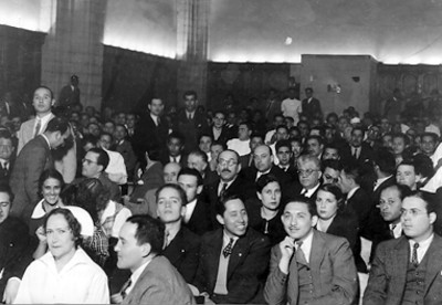 Enrique Hernández Alvarez y demás funcionarios reunidos en un auditorio