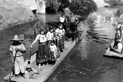 Grupo de mujeres cantantes en trajinera en el Lago de Xochimilco