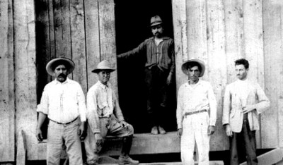 Trabajadores del campamento de Tenaguillo, retrato de grupo