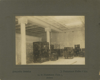 Interior del banco Mercantil, vista de mobiliario