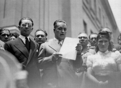Rafael Ávila Camacho con funcionarios y militares