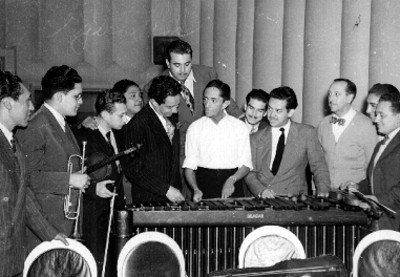 Agustín Lara reunido con músicos junto a una marimba