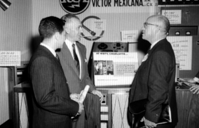 Empresarios conversando junto a una exposición de la RCA, durante su convención