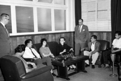 Empleados reunidos en una sala, durante una junta de la compñía de cigarros El Águila