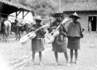 Zinacantecos tzotziles con guitarras en un poblado de los Altos de Chiapas