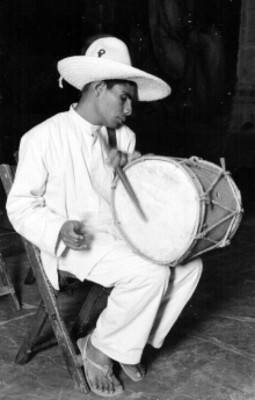 Músico indígena tocando un tambor