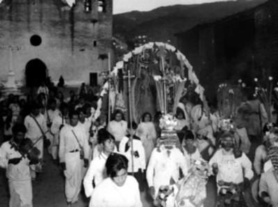 Indígenas y monaguillos durante una procesión en una comunidad