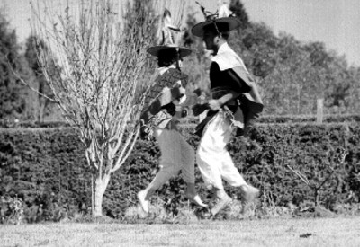 Huicholes danzando en un jardín