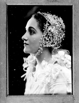 Carmen Hermosillo, actriz de cine, portando traje folclórico, retrato
