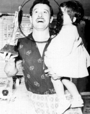 Pedro Infante con su hija Irma, muestra el premio Ariel obtenido por la película La vida no vale nada