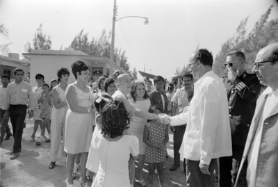Luis Echeverría Alvarez es saludado por mujer durante una ceremonia