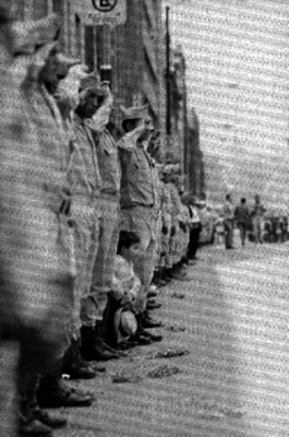 Soldados realizan valla durante un desfile