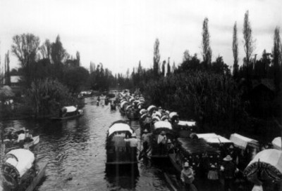 Trajineras a orillas de canal en Xochimilco
