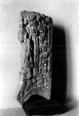 Fragmento de estela prehispánica exhibida en el Museo Nacional, vista parcial