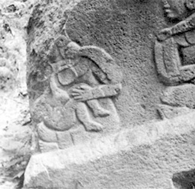 Figura prehispánica antropomorfa grabada en piedra, Cultura Olmeca