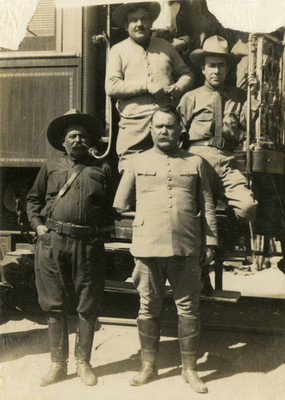 Obregón en compañía de jefes militares frente a un vagón del ferrocarril, retrato de grupo