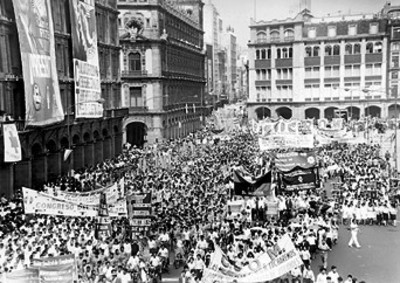 Entrada de los contingentes de Trabajadores a la plaza de la Constitución, en la celebración del Día del Trabajo