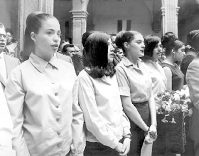Grupo de estudiantes cantando durante la ceremonia del 50 aniversario de la Constitución de 1917