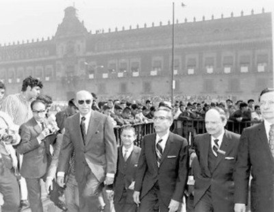 Primer mandatario y su comitiva después de haber inaugurado la línea no. 3 del Metro
