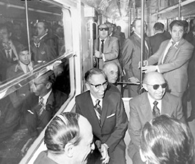 Primer mandatario Díaz Ordaz acompañado del regente licenciado Alfonso Corona del Rosal abordo de un vagón del Metro