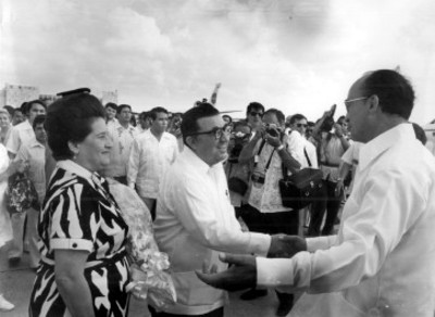 El presidente Luis Echeverría Álvarez saluda al gobernador del Edo. de Yucatán Carlos Loret de Mola durante su visita a ese Estado
