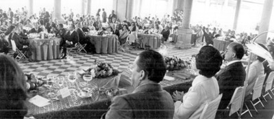 El presidente Luis Echeverría Álvarez y su esposa asisten a un banquete ofrecido en su honor