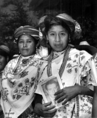 Mujeres náhuas durante mitin de apoyo a la candidatura presidencial de Adolfo López Mateos